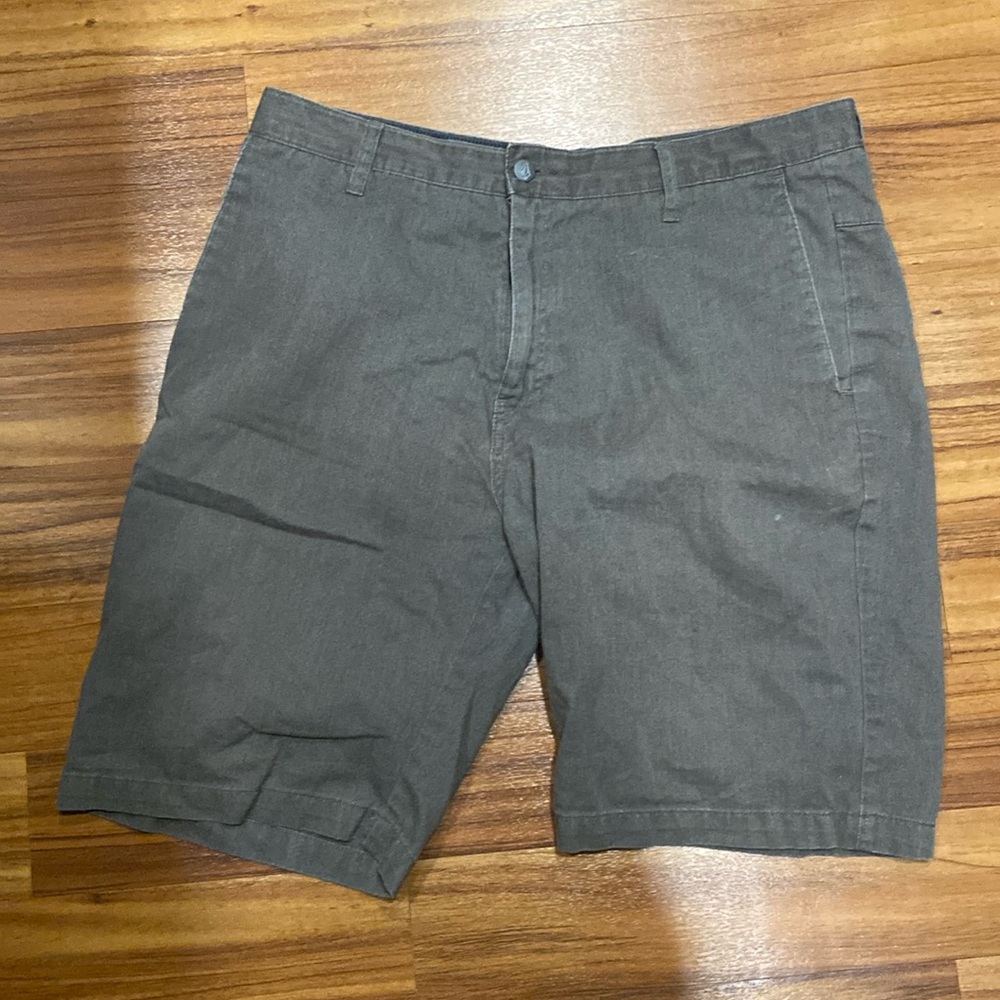 Volcom shorts size 36